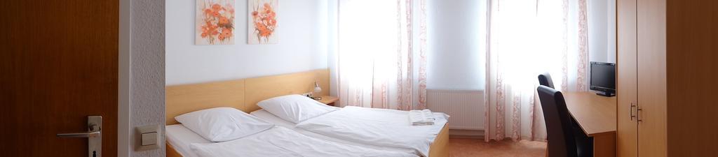 Hotel-Restaurant Zum Goldenen Hahnen Маркгронинген Экстерьер фото